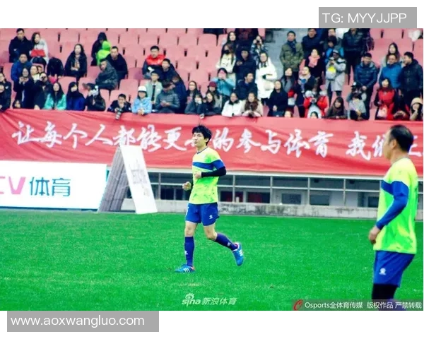 探寻耀眼足球明星背后的故事与成就揭秘